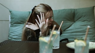 Frau hat keine Lust auf alkoholisches Getränk