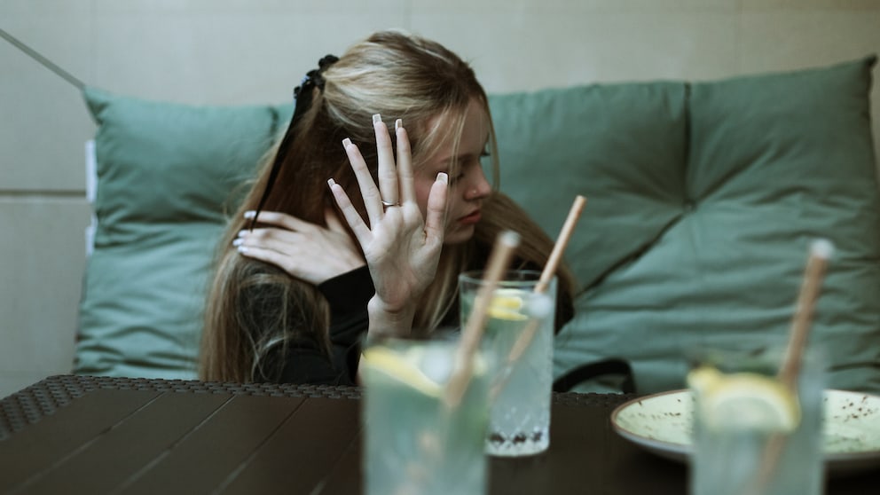 Frau hat keine Lust auf alkoholisches Getränk
