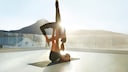 Acroyoga-Pose &bdquo;Shoulderstand on Feet&ldquo;