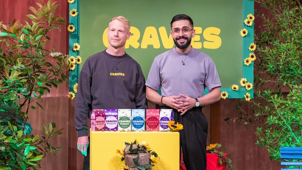 Rio Leonhardt (links) und Siddik Turhalli (rechts) stellen ihr innovatives Produkt „Cravies“ in „Die Höhle der Löwen“ vor
