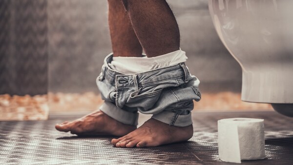 Das Handy hat auf dem Klo nichts zu suchen - sonst drohen Hämorrhoiden