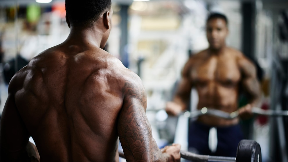 Fitnessprof über die ideale Pausendauer zwischen den Sätzen beim Hypertrophietraining