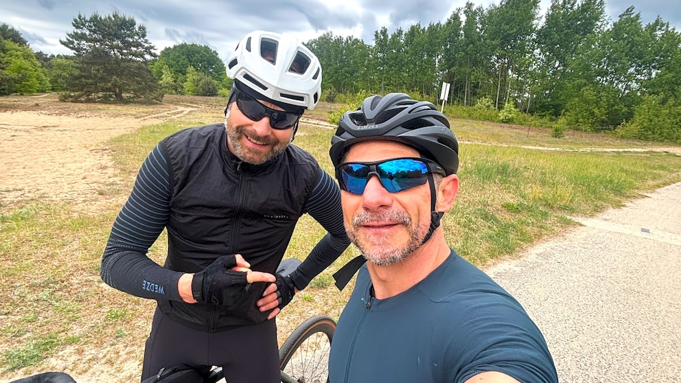 Michael Adomeit und Nuno Alves nach rund 100 Kilometern mit dem Fahrrad beim Test für den Ironman