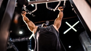 In vielen Gyms kann man einen Klimmzug auch an der Maschine üben