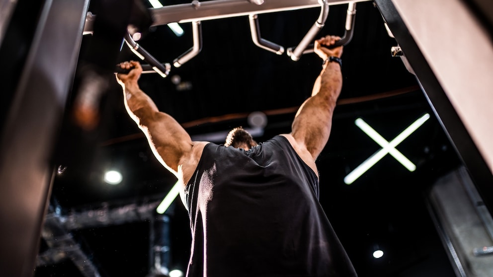 In vielen Gyms kann man einen Klimmzug auch an der Maschine üben