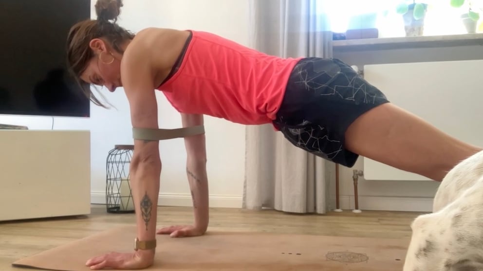FITBOOK-Autorin Nina hat Liegestütze zunächst mit einem Band geübt, bis sie fortgeschritten genug war, Push-ups ohne Hilfsmittel durchzuführen