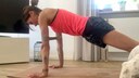 FITBOOK-Autorin Nina hat Liegestütze zunächst mit einem Band geübt, bis sie fortgeschritten genug war, Push-ups ohne Hilfsmittel durchzuführen