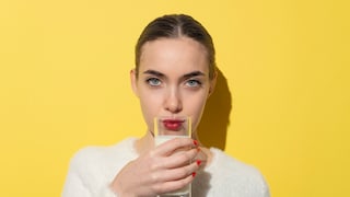 Frau trinkt ein Glas Milch