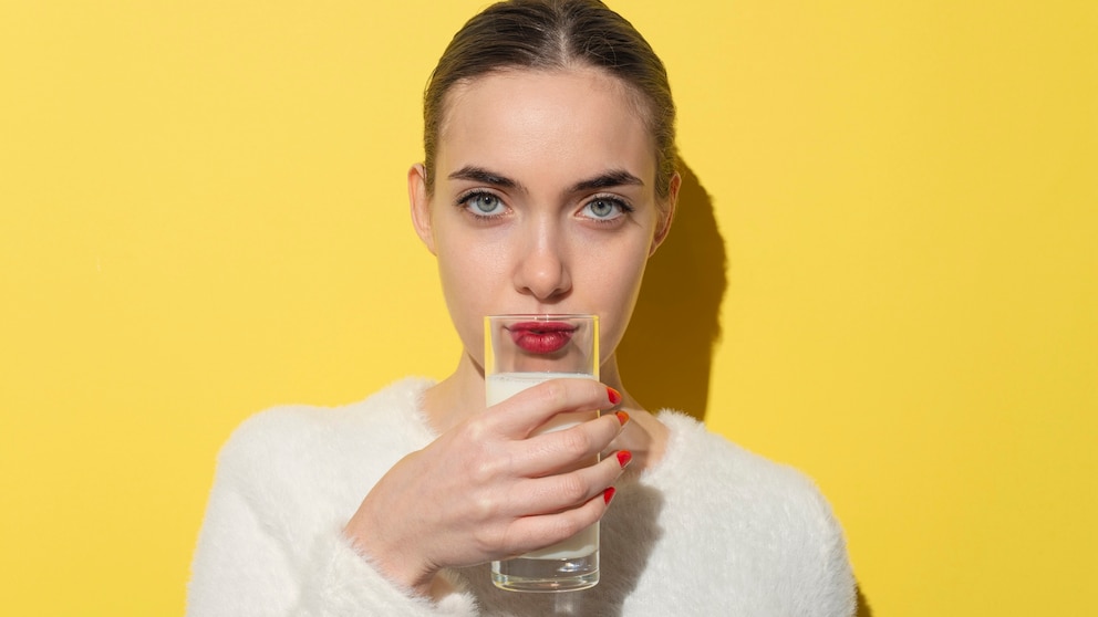 Frau trinkt ein Glas Milch