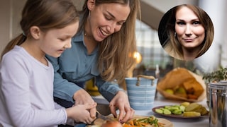 Mutter und Tochter bereiten eine Mahlzeit vor