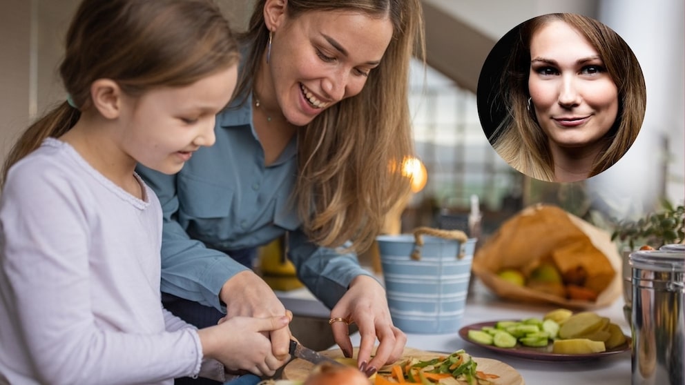 Mutter und Tochter bereiten eine Mahlzeit vor