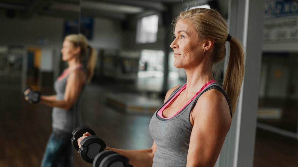 Was sollten Frauen ab 50 beim Sport beachten? Wie trainieren sie am besten?