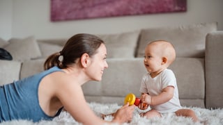 Babys haben einen hohen Bewegungsdrang, eine Expertin zeigt, wie Eltern mit ihren Babys optimal spielen können.