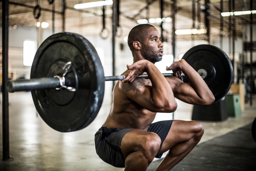 Ein Mann macht Squats