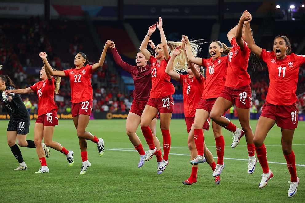 Alisha Lehmann und ihre Mitspielerinnen feiern den Sieg der Schweiz gegen Finnland im 3. Gruppenspiel der EM