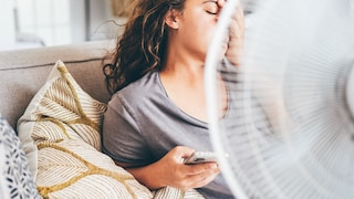 Frau leidet unter hohen Temperaturen