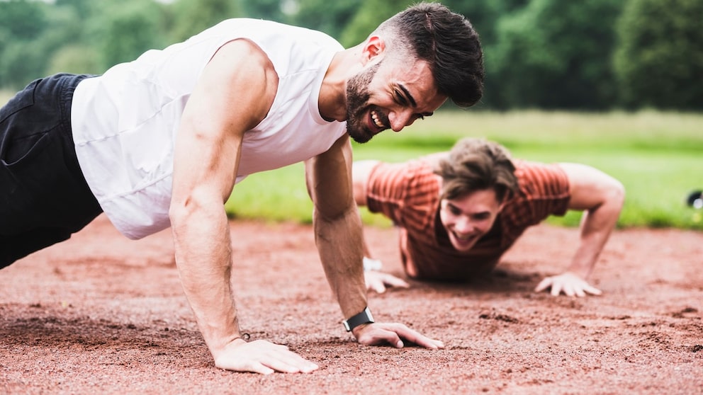 Schon mal Liegestütze mit der Wim-Hof-Methode ausprobiert? Eine spezielle Atemübung vor der Ausführung von Push-ups soll eine enorme Wirkung auf die Zahl an Wiederholungen haben, die man schafft
