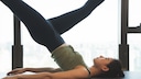 Eine Frau macht eine der 34 &Uuml;bungen aus dem Pilates