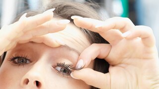 Die DOG warnt vor Wimpern-Verlängerungen durch Extensions und Lidstrichtattoos.