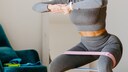 Statt Hanteln kann man &Uuml;bungen f&uuml;r die Beine auch mit einem Gymnastikband durchf&uuml;hren