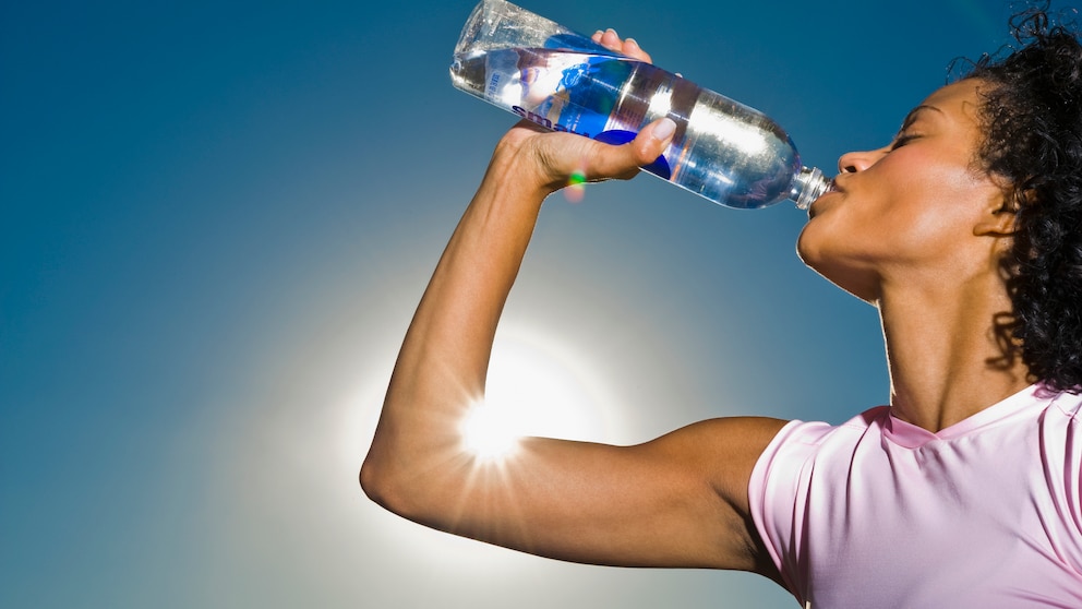 Richtig trinken bei Hitze – Experte für extreme Umwelten klärt auf