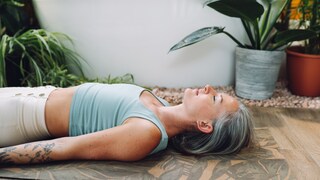 Yoga Nidra hat mehr Vorteile als ein Mittagsschlaf und die Studienlage zeigt, dass es viele positive Aspekte hat.
