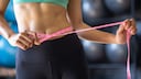F&uuml;r einen flachen Bauch trainiere zun&auml;chst Beine und Po, nicht ausschlie&szlig;lich mit Sit-ups.