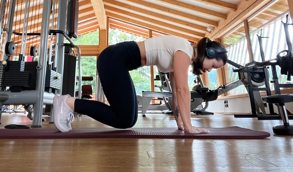 Knee-Lift mit Beinstreckung