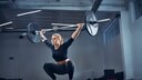 Der Overhead Squat stellt eine herausfordernde Abwandlung der klassischen Kniebeuge dar.