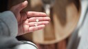 Weiternehmen oder absetzen? Eine Frage, die sich viele Frauen stellen. Tats&auml;chlich macht das Fehlen der Extrahormone etwas mit unserem K&ouml;rper