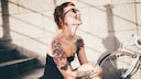 Eine Frau mit roten Tattoos