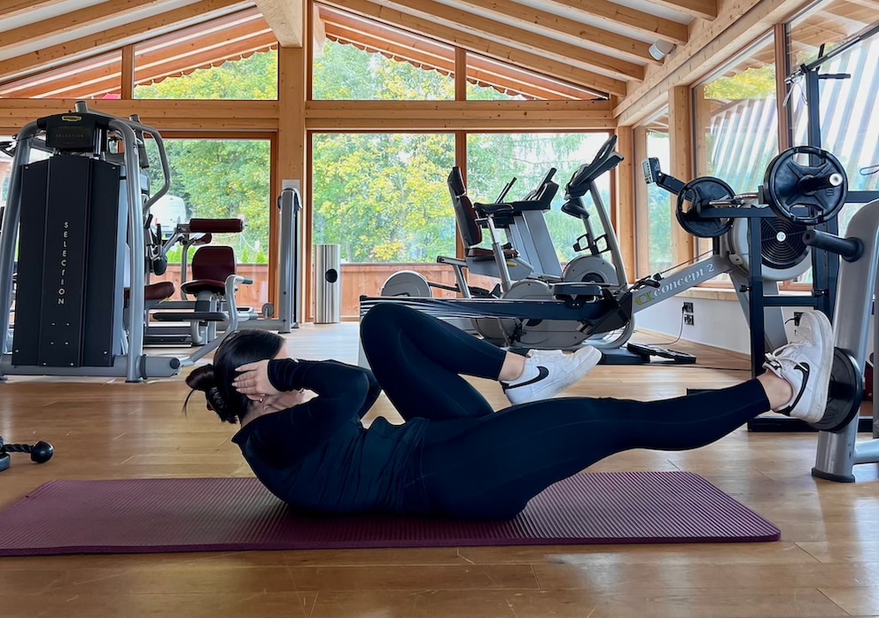 Crunch mit Beinstreckung