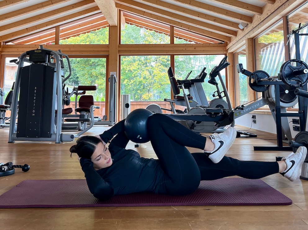 Diagonaler Crunch mit Pilates-Ball, Teil 2
