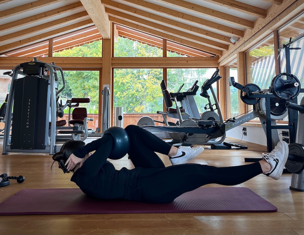 Diagonaler Crunch mit Pilates-Ball, Teil 1