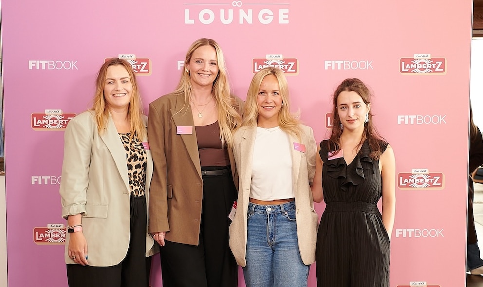 Melanie Hoffmann, Julia Knecht und Julia Freiberger von FITBOOK mit Lea Sophia Dahm von Media Impact (2. v. r.)