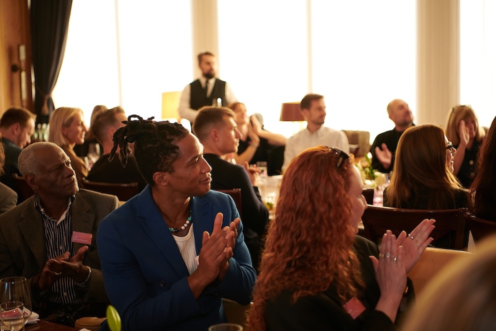 Schauspieler Daniel Hernandez (Mitte) w&auml;hrend des Panel-Talks zum Thema Longevity