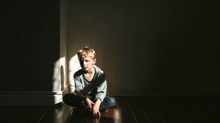 Wie Forscher herausfanden, wirkt sich Einsamkeit in der Kindheit offenbar negativ auf das Demenzrisiko im späteren Alter aus