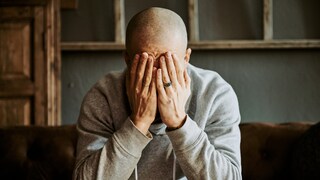 Finasterid und Haarausfall: Eine neue Analyse verknüpft das Medikament mit psychischen Risiken.