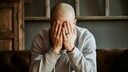 Finasterid und Haarausfall: Eine neue Analyse verkn&uuml;pft das Medikament mit psychischen Risiken.