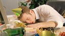 Zu viel gefeiert? Am n&auml;chsten Tag zahlen viele den Preis mit einem ordentlichen Kater &ndash; andere dagegen wachen erstaunlich fit auf. Warum das so ist, hat gleich mehrere Gr&uuml;nde.