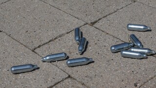 Lachgas gewinnt zunehmend an Beliebtheit als Partydroge – doch kaum jemand ist sich der potenziell lebensgefährlichen Folgen des Konsums bewusst.