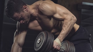 Mann trainiert im Gym