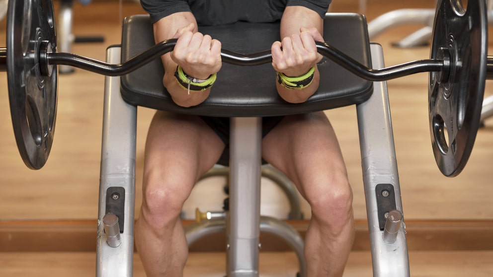 Preacher Curls sorgen für einen massiven Bizeps.