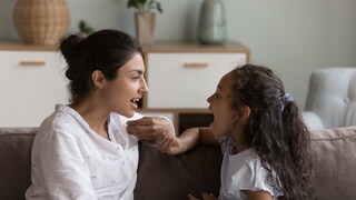 Kind stottert plötzlich – typische Anzeichen richtig deuten