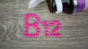 Vitamin B12 zu supplementieren, ist bei einem Mangel wichtig. Vor der Einnahme ist es aber immer ratsam, einen Arzt zurate zu ziehen.