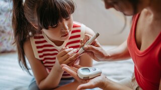 Diabetes-Typ-1 beginnt oft schleichend. Was Eltern wissen sollten, um früh zu reagieren.