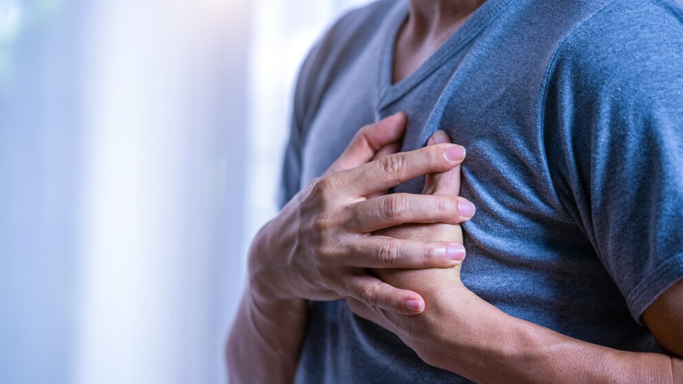 Angina Pectoris äußert sich in stechenden, angsteinflößenden Brustschmerzen
