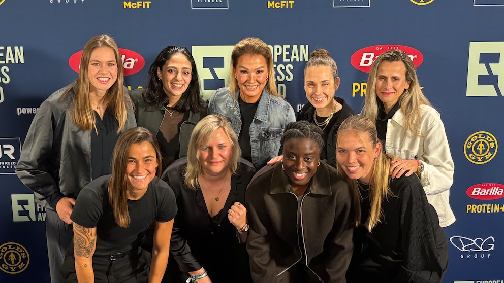 Franziska van Almsick (oben Mitte) und die Fu&szlig;ballerinnen vom FC Viktoria Berlin
