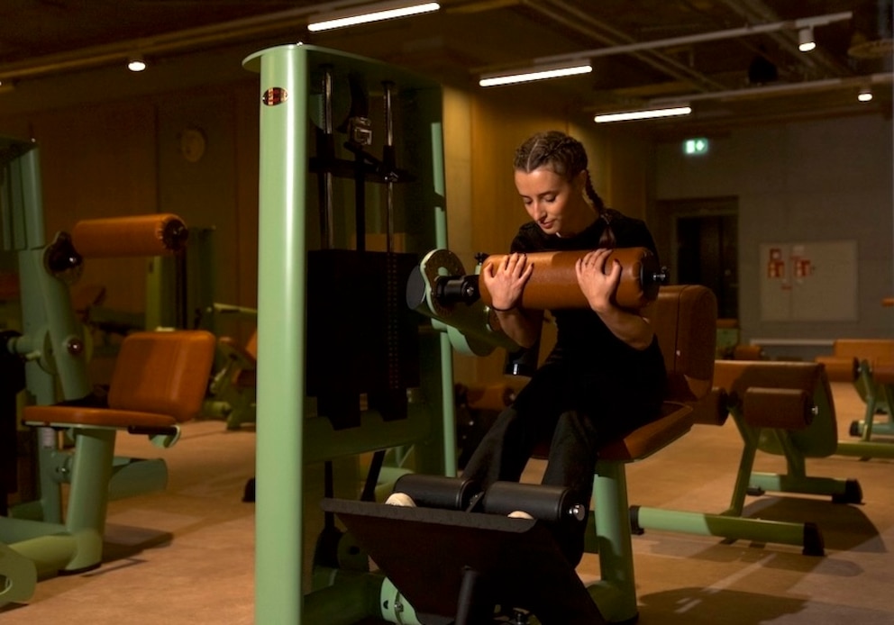 FITBOOK-Redakteurin Julia Freiberger an der Crunch-Maschine