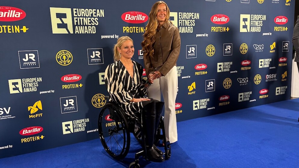 Swimmer Kirsten Bruhn (left)